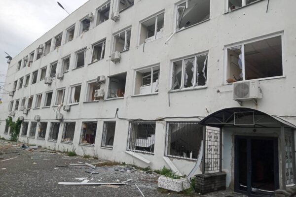 Внаслідок балістичної атаки на Київ пошкоджено офіс ДТЕК
