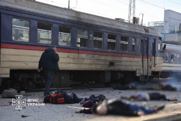 Зеленський показав жахливі кадри з місця удару по вокзалу в Дніпрі (ФОТО)