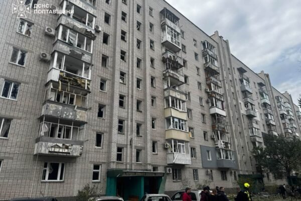 Поранених вже 15, загиблих – троє: Рятувальники показали кадри з місця удару в Кременчуці