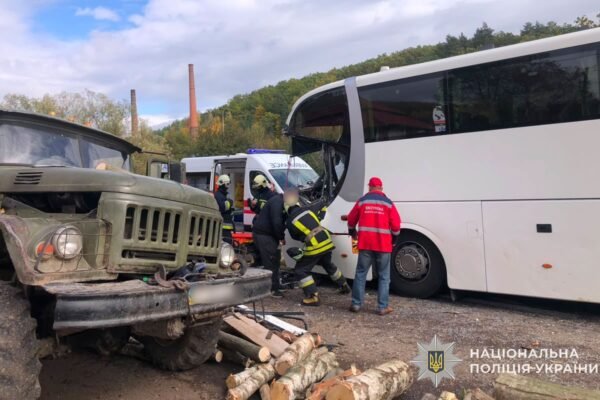 На Тернопільщині вантажівка зіштовхнулася з пасажирським автобусом: Є постраждалі (ФОТО)