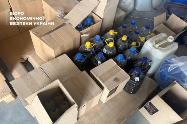БЕБ на Закарпатті викрило ділків, які облаштували у приватному домогосподарстві підпільний алкогольний цех